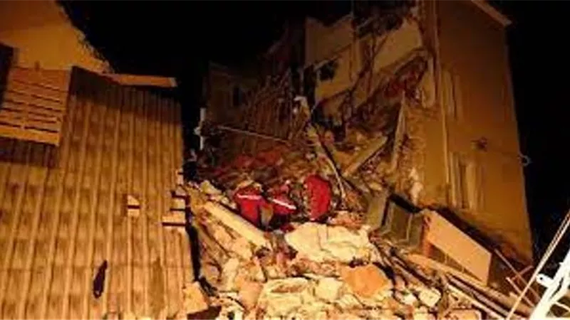 مصرع شخص وإنقاذ رضيعة إثر انهيار مبنى من 3 طوابق في فرنسا جراء انفجار