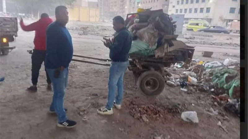 الجيزة تضبط عربات كارو تلقي مخلفات ورتش بنهر الطريق بالعمرانية وبولاق