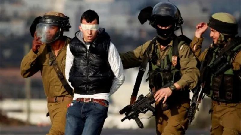 جنود الاحتلال الاسرائيلي يعتقلون 8 فلسطينيين نصفهم أسرى محررون