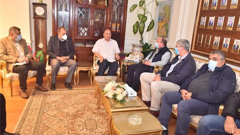 محافظ أسيوط يلتقي وفد وزارة البترول لبحث سبل التعاون ودعم المشروعات البترولية بالمحافظة