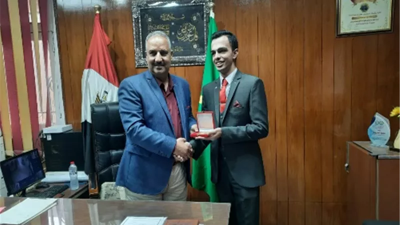 وكيل الشباب والرياضة بالقليوبية يكرم عبد الرحمن عرام احد سفراء الحلم