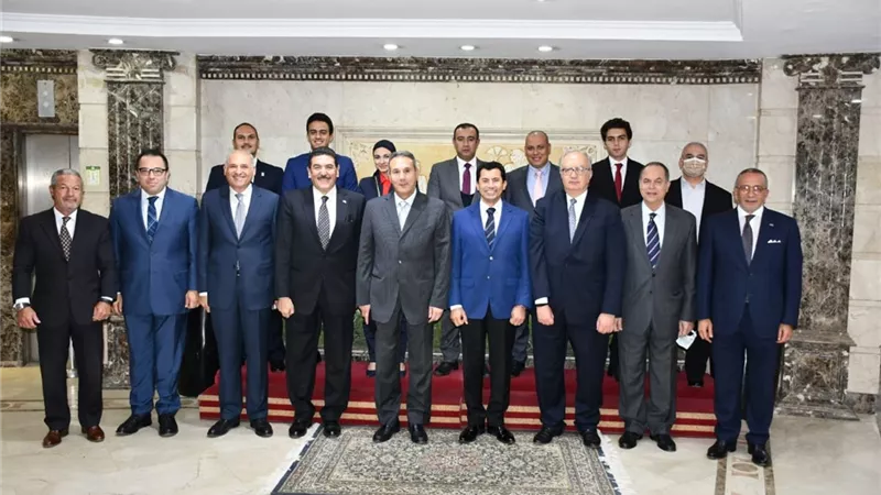 وزير الشباب يناقش استعدادات تدشين صندوق الرياضة المصري