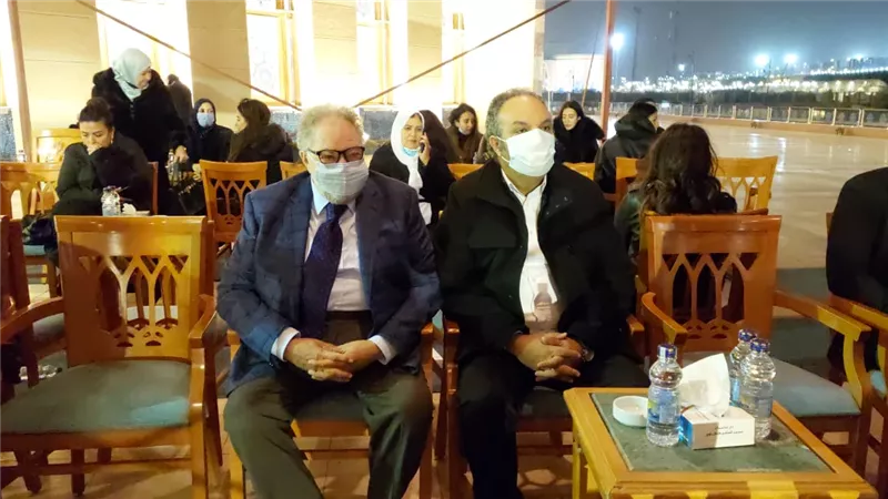 يحيى الفخرانى يعزى مجدى الهوارى فى رحيل شقيقه.. صور