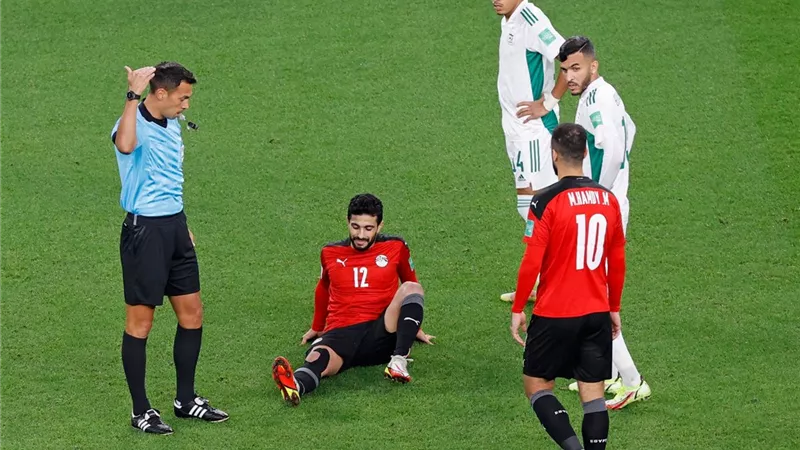 أيمن أشرف يغادر مباراة مصر والجزائر بسبب الإصابة