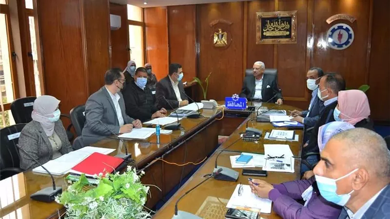 صقر يطالب بسرعة إنهاء ملفات المواطنين لإستكمال أعمال البناء بالسويس