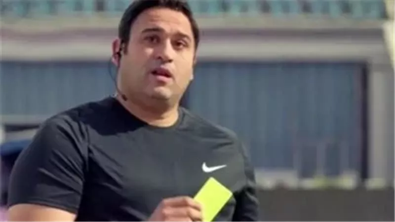 بمشهد من فيلم البدلة..اكرم حسنى يسخر من إنذارات الخصم أمام المنتخب الوطني