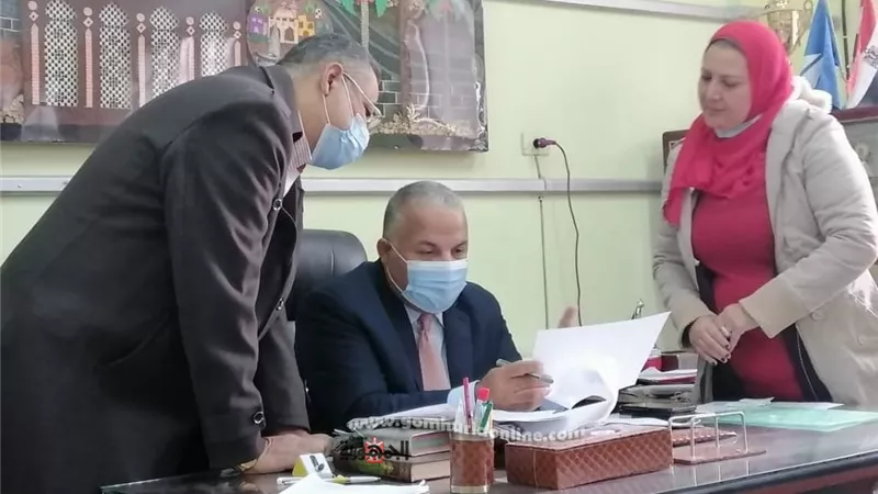 وكيل تعليم دمياط يفاجئ مدرسة النيل الإعدادية ويشيد بإنتظام العملية التعليمية