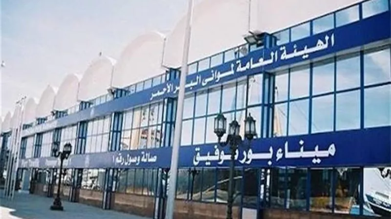إعادة فتح ميناء السويس البحري واستئناف الحركة الملاحية