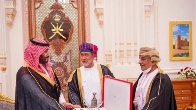 السلطان العماني يمنح وسام من الدرجة الأولى لولي العهد السعودي