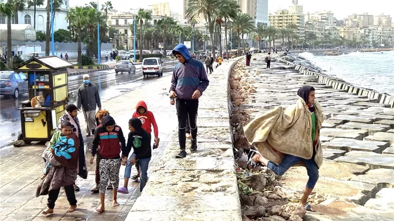 الاسكندرانية يستعينون بالبطاطين علي الكورنيش