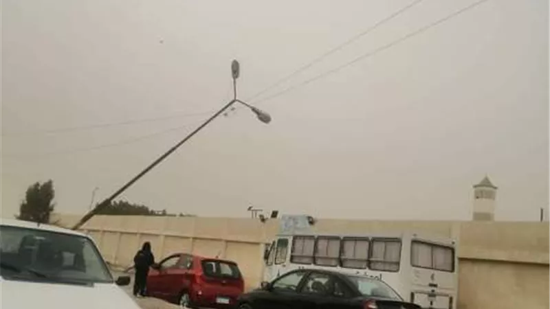 سقوط أعمدة إنارة وحادث تصادم بسبب العاصفة الترابية في الإسماعيلية ..صور