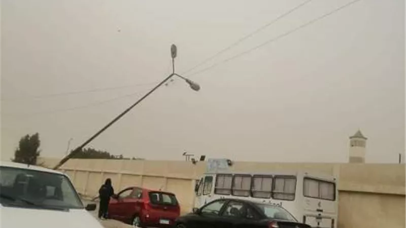 الإسماعيلية تتعامل مع سقوط أسلاك وأعمدة الكهرباء بسبب العاصفة الترابية