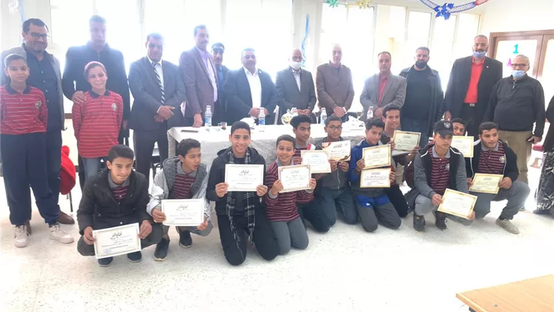 حموده وشهاب يكرمون طلاب مدرسة ٣٠ يونيو بالعاشر من رمضان