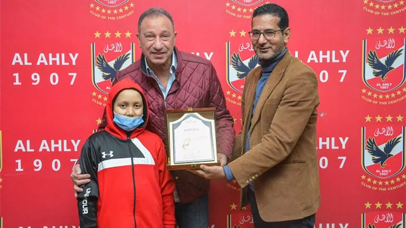 الخطيب يستقبل الطفل هشام علاء وأسرته بالأهلى.. شاهد