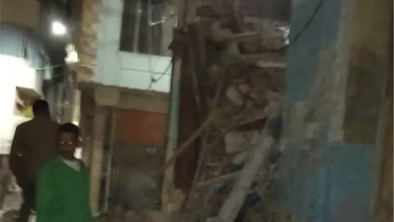 انهيار عقار بدائرة الجمرك دون إصابات.. صور