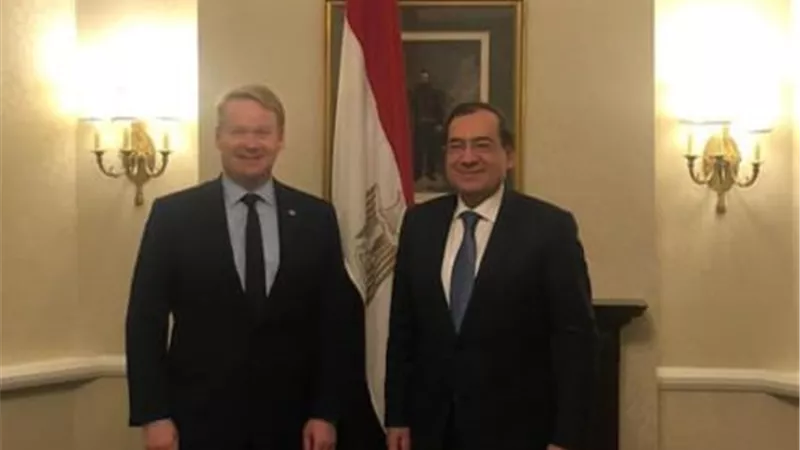 جلسة مباحثات مشتركة بين وزير البترول ورئيس 