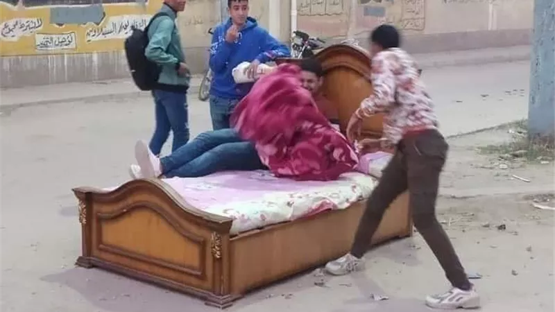 بسبب كليب شيماء ويوسف سوستا.. شاب يضع سرير بالشارع أمام معهد الفتيات في الدقهلية