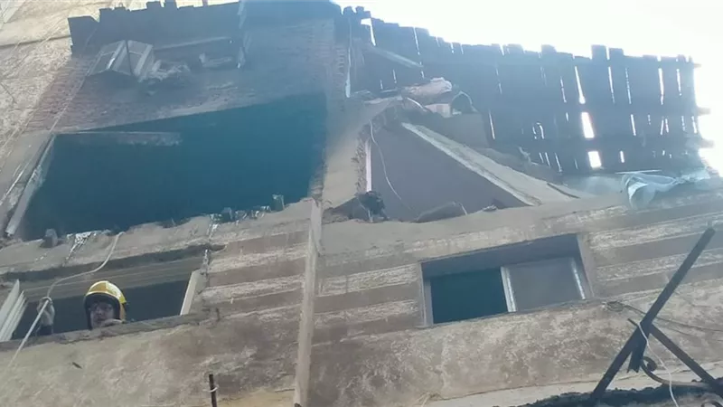 انقاذ رجل وزوجته في انفجار غازي بعقار فى الاسكندرية..صور وفيديو