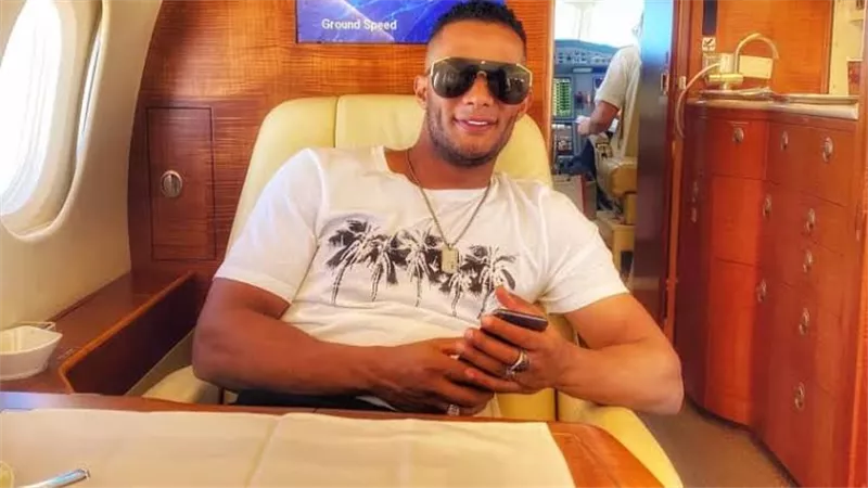 محمد رمضان يثير الجدل من جديد مع طاقم طائرة
