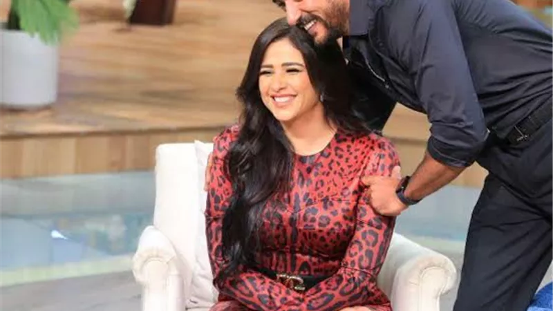 قبلة من العوضى لياسمين عبد العزيز على الهواء
