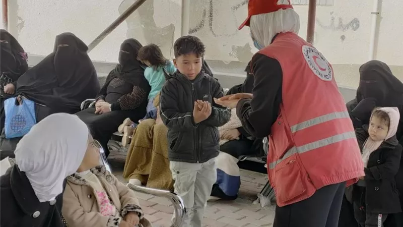 انتهاء قافلة الهلال الأحمر بتقديم الخدمة الطبية لـ 3876 شخصا من أهالى الشيخ زويد ورفح