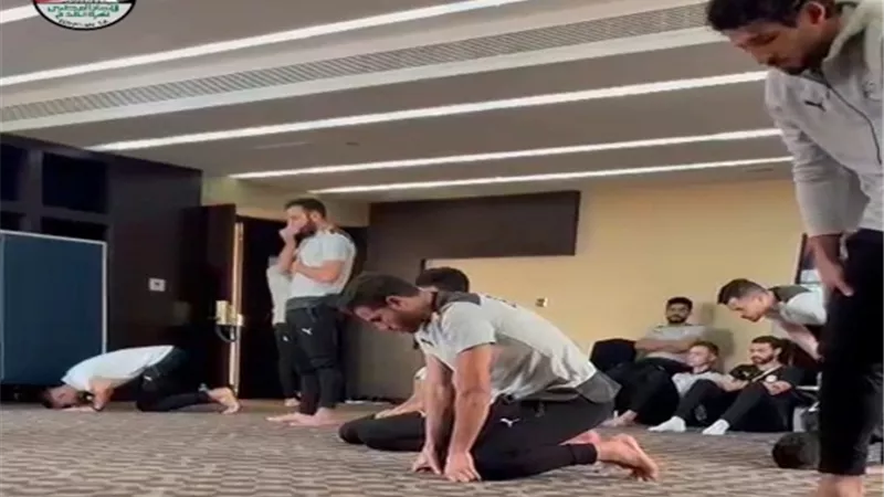 لاعبو منتخب مصر يؤدون صلاة الجمعة