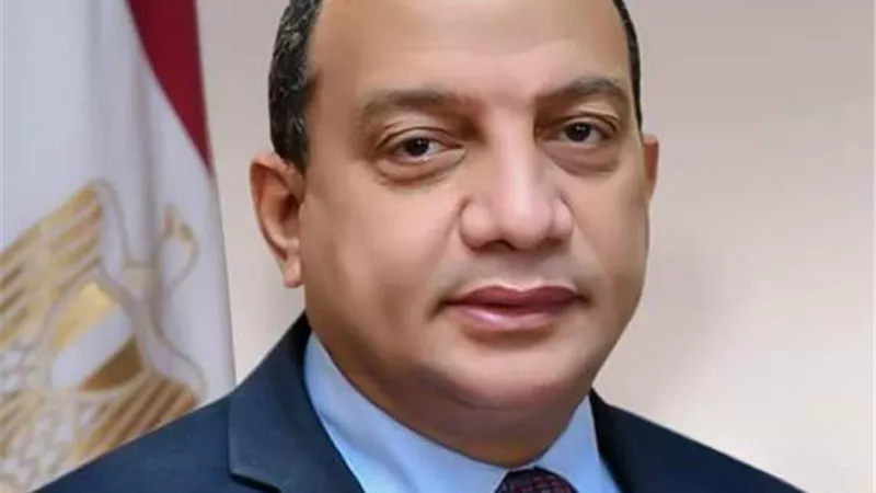 رئيس جامعة بنى سويف يدعو الطفلة آية لزيارة منطقة سقارة الأثرية.. بالصور