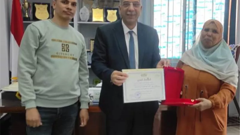 يوم الوفاء بتعليم الجيزة .. الجيار يكرم العاملين.. بالصور