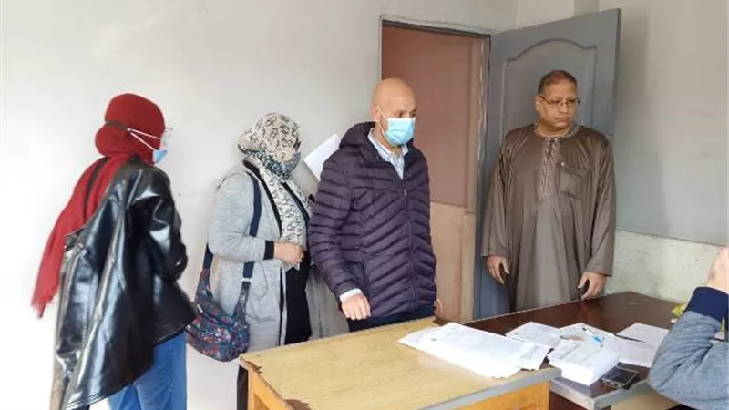 مدير صحة الشرقية يتفقد تطعيمات لقاح كورونا بمركز شباب ناصر ..صور