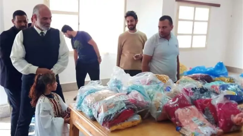 محمد بكر يشهد توزيع مساعدات عينية بالتعاون مع قافلة جمعية أنهار الفردوس الخيرية