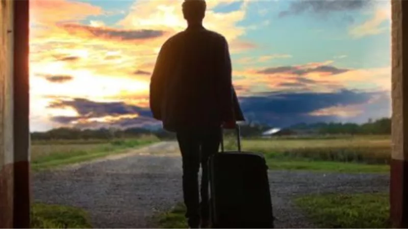 أسافر قبل صلاة الفجر وأصل بعد طلوع الشمس..فكيف أصليها؟