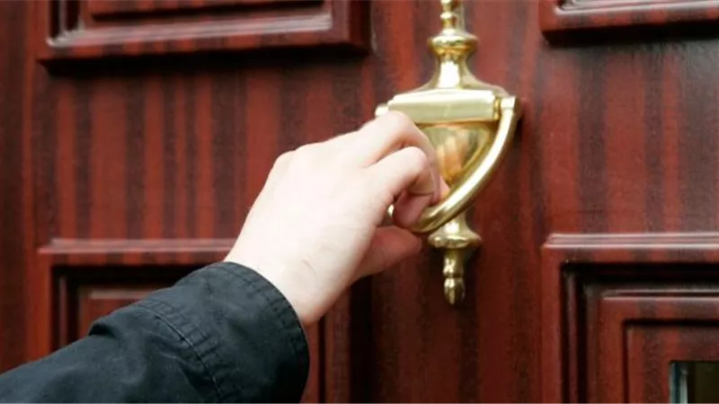 ما آداب الاستئذان عند دخول البيوت للزيارة؟