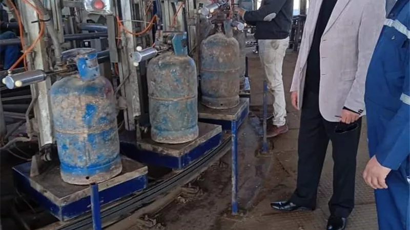 جولة مفاجئة علي مصنع تعبئة الغاز بمطروح للتأكد من الاوزان