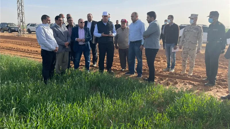 وزير الزراعة يتفقد مشروعات تنمية توشكي ومحطات البحوث