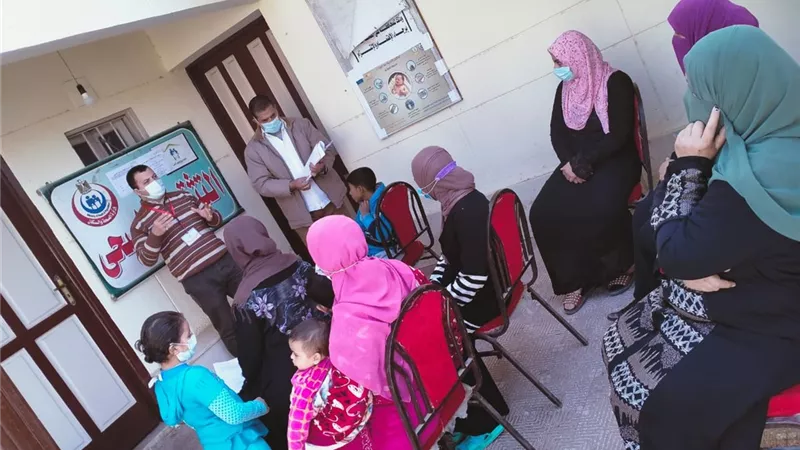 الكشف على ١٥٠٠ مريض بالقافلة الطبية بقرية الرياض فى الشرقية