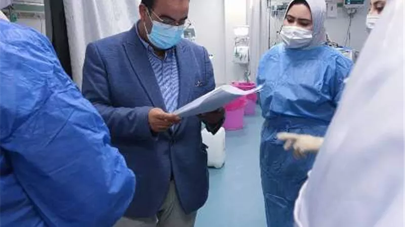 جولة مفاجئة لمدير مستشفى برج البرلس المركزي لمتابعة سير العمل