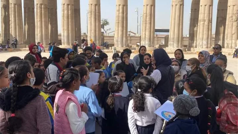 كلية الفنون الجميلة تنظم ورشة لتعليم الأطفال فن الرسم بمعبد الأقصر