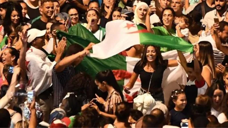 احتفالات في الجزائر بعد التأهل للدور نصف النهائي من كأس العرب