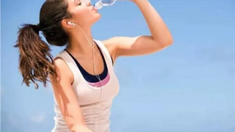 منها القشرة وتساقط للشعر.. شرب المياة يحارب ٥ مشاكل صحية فى الشتاء