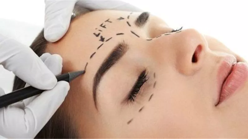 تتجه الفتيات لعمليات تجميل رفع الحواجب..فما الحكم؟
