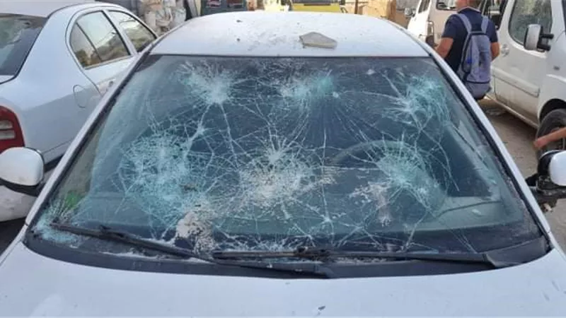 يهود يحطمون 13 سيارة لعائلات فلسطينية تحت غطاء من الشرطة الإسرائيلية
