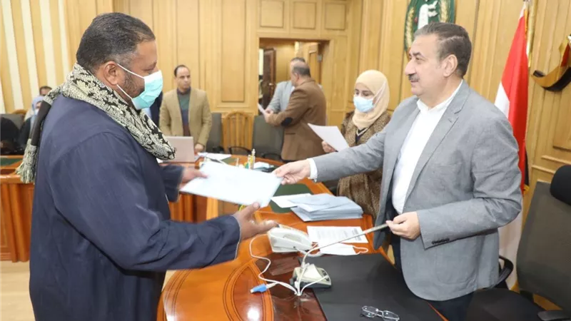 محافظ المنوفية يُسلم 22 عقد جديد لمزارعى الشهداء وتلا والسادات.. صور