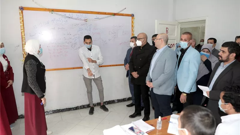 محافظ بني سويف يطمئن على الدراسه بالثانوية الفنية للتمريض