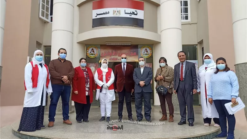 وكيلا وزارتى الصحة والتعليم يتابعان تلقي طلاب المدارس لقاح كورونا بالزقازيق