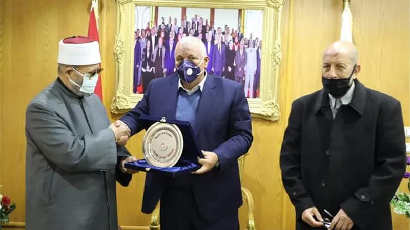 الزملوط يهدى البربري درع المحافظة لجهود الشرعية التنموية بالوادى الجديد