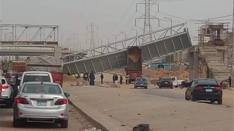 عودة حركة السيارات لطبيعتها بطريق الواحات عقب ازالة اثار كوبرى المشاة المنهار
