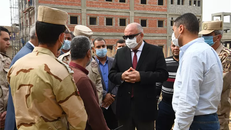 محافظ قنا يتفقد العمل بمشروعات حياة كريمة بالكلاس بقوص