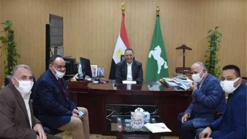 محافظ الشرقية يلتقي رئيس منطقة كهرباء القناة