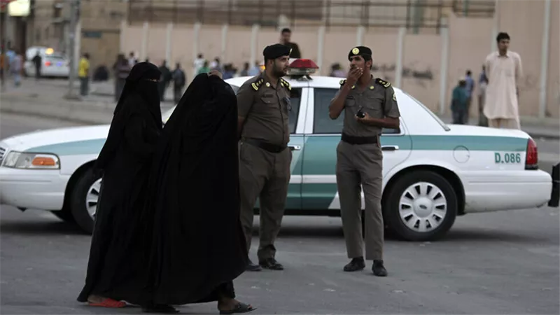القبض على سعودي لتهريبه امرأتين يمنيتين بالمخالفة للقانون