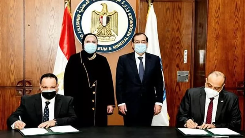 توقيع عقدين لتمويل مشروعات البرنامج الرئاسي لتحويل السيارات للعمل بالغاز الطبيعي